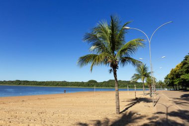Balneario Jacutinga, Itaipulandia 'daki Parana Nehri' nin tatlı su plajı..