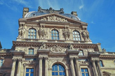 Paris 'teki Louvre Sarayı cephesinin ayrıntıları. Fransa.