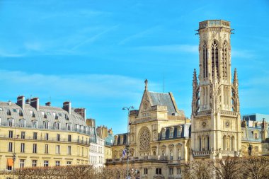 Saint-Germain-lAuxerrois Kilisesi dini mimarinin önemli bir örneğidir. Paris mi? Fransa