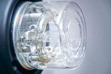 Kapalı alanda yakın ışıklandırmayla aydınlatılmış ev farları..