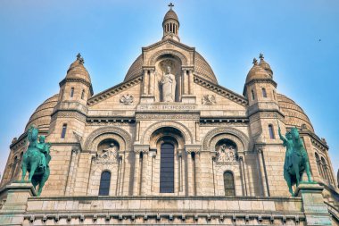 Aşağıdan Sacre-Coeur 'un Tarihi Katedral Bazilikası' nın Görkemli Mimarisi