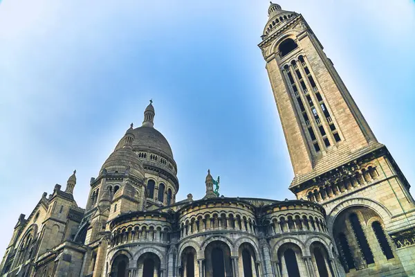 Aşağıdan Sacre-Coeur 'un Tarihi Katedral Bazilikası' nın Görkemli Mimarisi