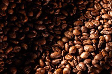 Zengin doku, sıcak ışık ve koyu kahverengi tonlar taze demlenmiş kahvenin aromasını ve konforunu çağrıştırıyor. Kahve, yemek sanatı, kafe, kahve kültürü ve gastronomiyle ilgili projeler için mükemmel.