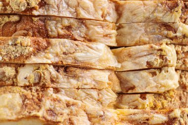 Altın, çıtır çıtır ekmek dilimleri ve pürüzlü dokusuyla üst üste dizilmiş zanaatkar ekmek dilimleri. Kırsal, ev yapımı cazibe, fırın, stil ve geleneksel pişirme temaları için mükemmel