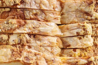 Altın, çıtır çıtır ekmek dilimleri ve pürüzlü dokusuyla üst üste dizilmiş zanaatkar ekmek dilimleri. Kırsal, ev yapımı cazibe, fırın, stil ve geleneksel pişirme temaları için mükemmel