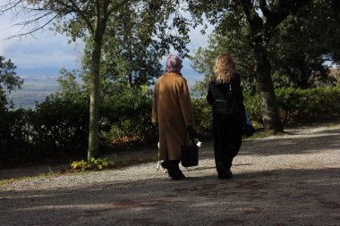 Parkta yürüyen insanlar. 