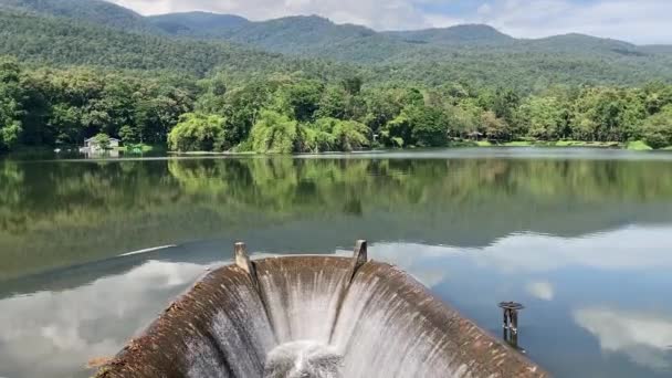 Water Flowing Freshwater Lake Spillway — Stockvideo