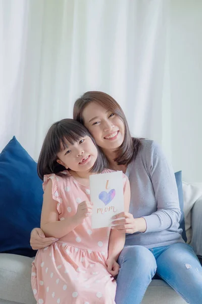 Asiatische Mutter Umarmt Ihre Liebenswerte Tochter Hause — Stockfoto
