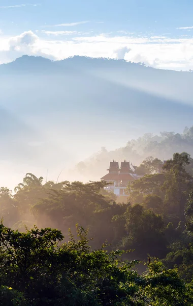 Upeat Luonnonmaisemat Auringonnousun Aikaan Korkealla Vuoristoalueella Thaimaassa — kuvapankkivalokuva