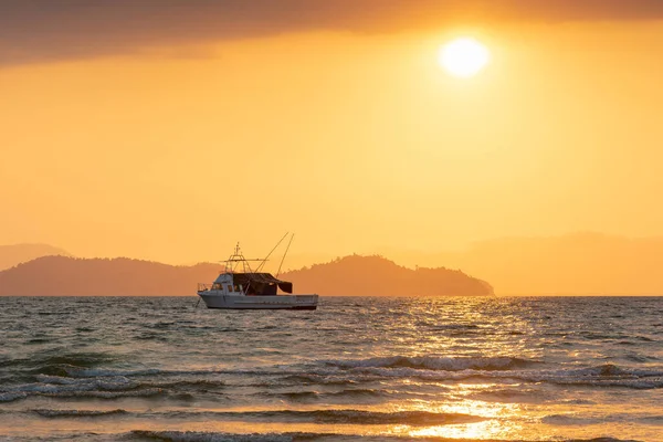 Άποψη Ενός Όμορφου Ηλιοβασιλέματος Στη Θάλασσα Βάρκα Και Ένα Μικρό — Φωτογραφία Αρχείου