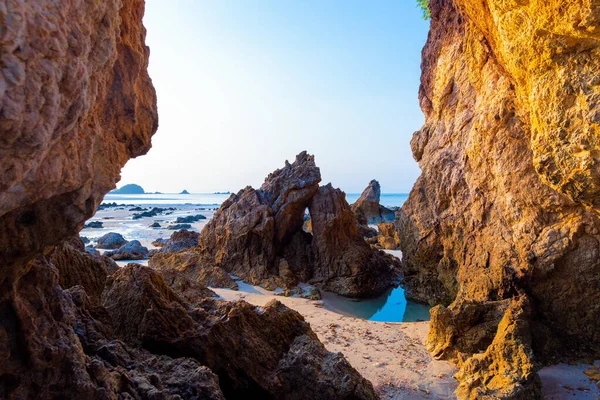 Bella Formazione Rocciosa Naturale Sulla Spiaggia Estate — Foto Stock