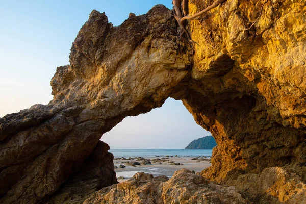 夏のビーチで美しい自然の岩の形成 — ストック写真