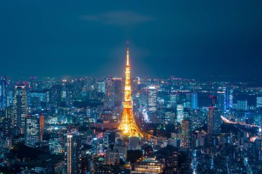 Tokyo kulesi ve Tokyo şehir manzarası üzerindeki hava manzarası gece Tokyo, Japonya 'daki Roppongi Hills' ten.