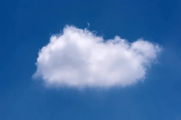 Naturaleza Sola Nube Blanca Sobre Fondo Azul Del Cielo Día — Foto de Stock