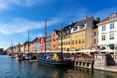 COPENHAGEN, DENMARK-JULY18.2019: Nyhavn Kopenhag tarihi limanının büyüleyici cazibesini keşfedin. Yazın ruhunu yansıtan canlı yüzlerin rengarenk zarafetinin tadını çıkarın.. 