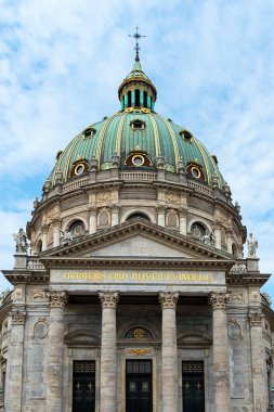 Kopenhag 'ın tarihi cazibesini Frederik Kilisesi' nin nefes kesici manzaralarıyla keşfedin. Danimarka mimarisini ve kültürünü bu ikonik seyahat fotoğraflarında keşfedin İskandinav güzelliğinin özünü yakalayın