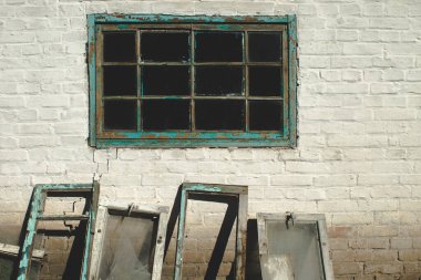 kare ve kırık çerçeveli eski ahşap pencere