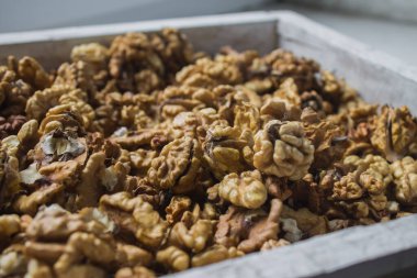 bir kutuda ceviz çekirdekleri