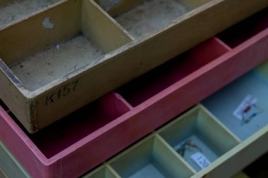 Küçük parçaları saklamak için eski plastik kutular