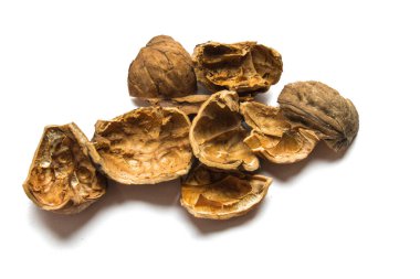 Beyaz arka planda dövülmüş ceviz kabuğu