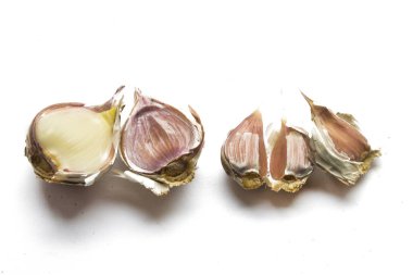 Sarımsak büyük ve küçük karanfil karşılaştırması beyaz arka planda