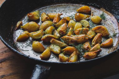 roasted roasted garlic and dill in an old pan