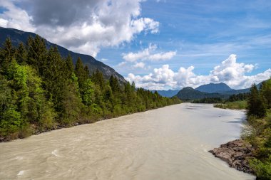 Tyrol 'da Reutte yakınlarında güneşli bir günde arka planda dağlarla Lechtal Vadisi' nin muhteşem manzarası. Mavi gökyüzünde beyaz bulutlar