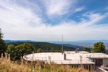 Schauinsland 'dan Ren Vadisi' nden Vosges Dağları 'na giden teleferiğin en üst istasyonunun çatısına bak.