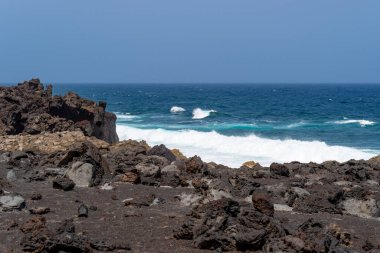 Tenesera 'nın engebeli kıyı şeridine bak, Lanzarote, güzel bir yaz gününde.