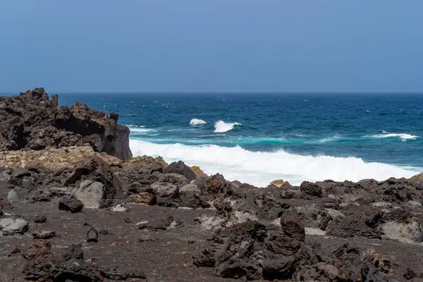 Tenesera 'nın engebeli kıyı şeridine bak, Lanzarote, güzel bir yaz gününde.