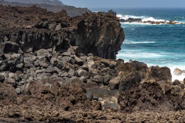 Tenesera 'nın engebeli kıyı şeridine bak, Lanzarote, güzel bir yaz gününde.