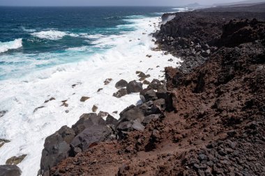 Tenesera 'nın engebeli kıyı şeridine bak, Lanzarote, güzel bir yaz gününde.