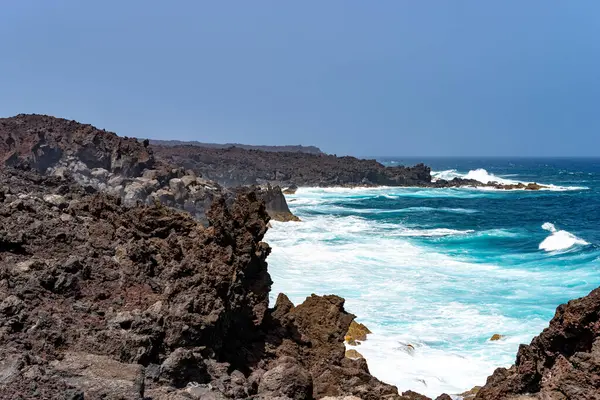 Tenesera 'nın engebeli kıyı şeridine bak, Lanzarote, güzel bir yaz gününde.