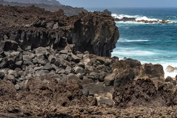 Tenesera 'nın engebeli kıyı şeridine bak, Lanzarote, güzel bir yaz gününde.