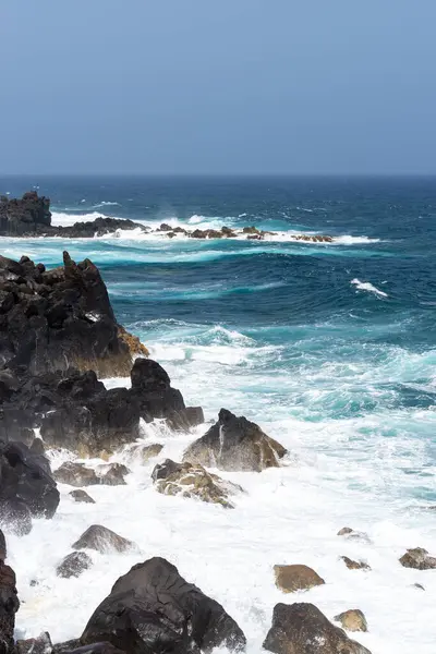 Tenesera 'nın engebeli kıyı şeridine bak, Lanzarote, güzel bir yaz gününde.