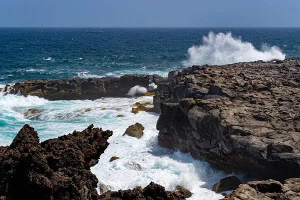 Tenesera 'nın engebeli sahillerinde dalgalar kopuyor, Lanzarote.