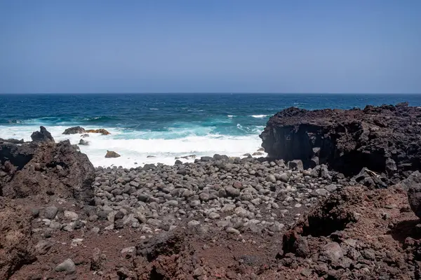 Tenesera sahilinde suyla cilalanmış yuvarlak taşlar, Lanzarote