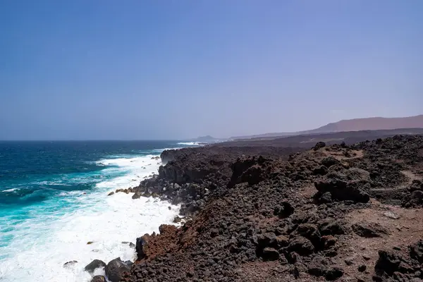Tenesera 'nın engebeli kıyı şeridine bak, Lanzarote, güzel bir yaz gününde.