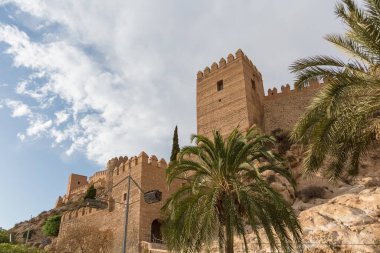 Almeria İspanya - 09 14 2021: Almera, Alcazaba y Murallas del Cerro de San Cristobal 'deki dış cephe kale kulesine bakın.