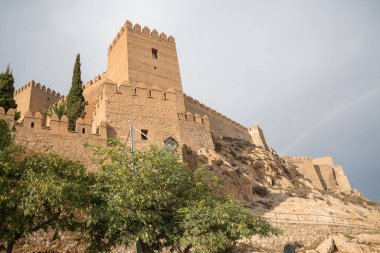 Almeria İspanya - 09 14 2021: Almera, Alcazaba y Murallas del Cerro de San Cristobal 'deki dış cephe kale kulesine bakın.