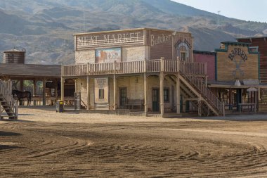 Almeria İspanya - 09: 15 2021: Oasys - Mini Hollywood, İspanyol batı tarzı tema parkı, batı senaryosu, et pazarı ve berber, geleneksel mağazaları olan kasaba, Almeria Taberna Çölü