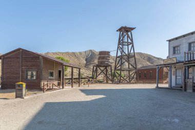 Almeria İspanya - 09: 15 2021: Su kulesi ve diğer binalarla birlikte Oasys - Mini Hollywood, İspanyol batı tarzı tema parkı, Almeria Taberna Çölü, İspanya