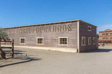 Almeria İspanya - 09: 15 2021: Oasys - Mini Hollywood, İspanyol tarzı tema parkı, Museo de carros veya Araba Müzesi, geleneksel mağazaları olan kasaba, Almeria Taberna Çölü