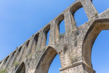 Tomar Portugal - 08 09 2022: Peges Aqueduct veya Convento de Cristo Aqueduct, Tomar şehrindeki bir Portekiz anıtı, Pego Vadisi 'nde ayrıntılı görüş