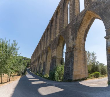 Tomar Portugal - 08 09 2022: Peges Aqueduct veya Convento de Cristo Aqueduct, Tomar şehrindeki bir Portekiz anıtı, Pego Vadisi 'nde ayrıntılı görüş