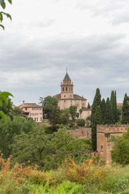Alhambra Granada İspanya - 09 14 2021: Alhambra kalesinin dış görünüşü, alcazaba, Charles V ve pis saraylar ve kale kompleksi, Generalife Gardens, Granada, Endülüs, İspanya