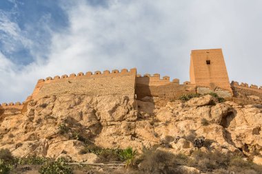 Almeria İspanya - 09 14 2021: Almera, Alcazaba y Murallas del Cerro de San Cristobal 'deki dış cephe kale kulesine bakın.