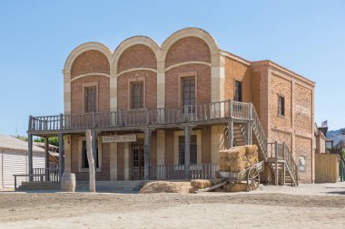 Almeria İspanya - 09: 15 2021: Oasys - Mini Hollywood, batı tarzı bir lunapark, Batılı kovboylar senaryosu, geleneksel mağazaları olan Almeria Taberna Çölü