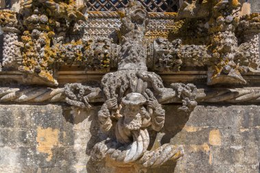 Tomar Portugal - 08 09 2022: Portekiz Gotik pencere, manüel ön cephe, süslü detaylar, ikonik bölüm penceresi, Aziz Barbara Manastırı, İsa Manastırı, Tomar