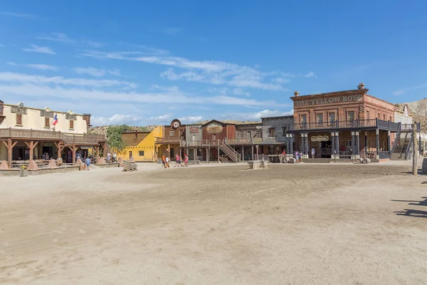 Almeria İspanya - 09: 15 2021: Oasys - Mini Hollywood, batı tarzı bir lunapark, Batılı kovboylar senaryosu, geleneksel mağazaları olan Almeria Taberna Çölü